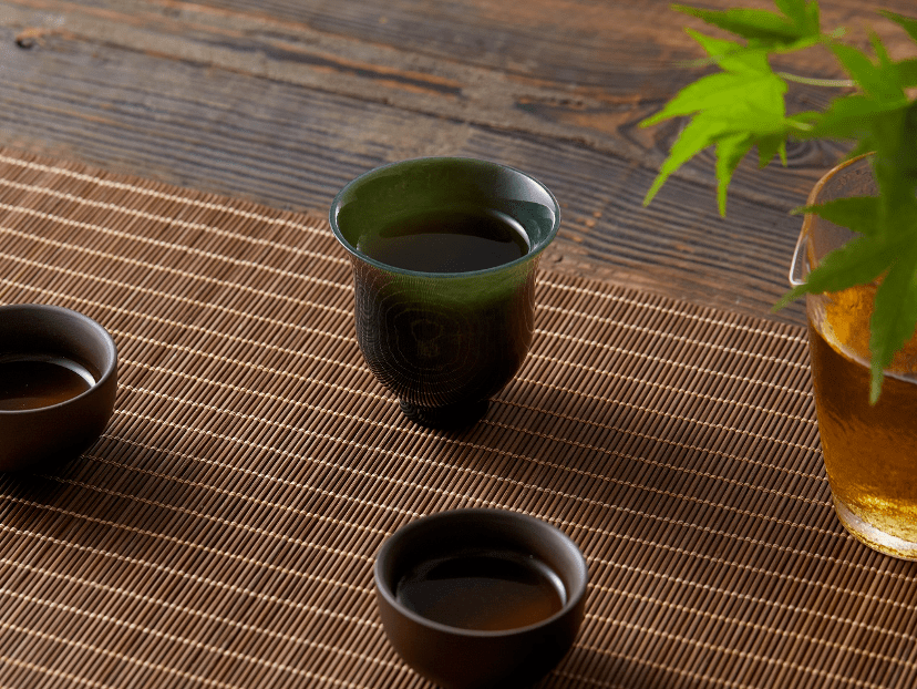 玉杯不易留茶垢,还能在茶汤的滋润下, 养出更佳的油润感,越用越美