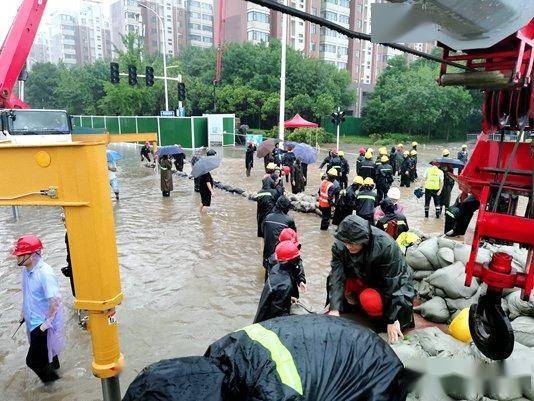 城轨公司郑州暴雨受灾地铁工地正全力抢险