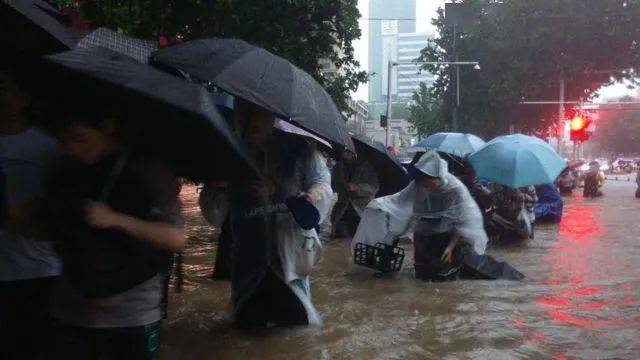 郑州暴雨亲历女孩讲述:第一次离死亡那么近