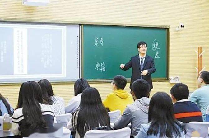 李迎春教授为研究生授课.