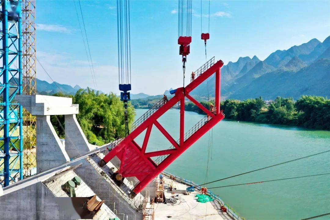大场面金钗红水河特大桥完成首节拱肋吊装