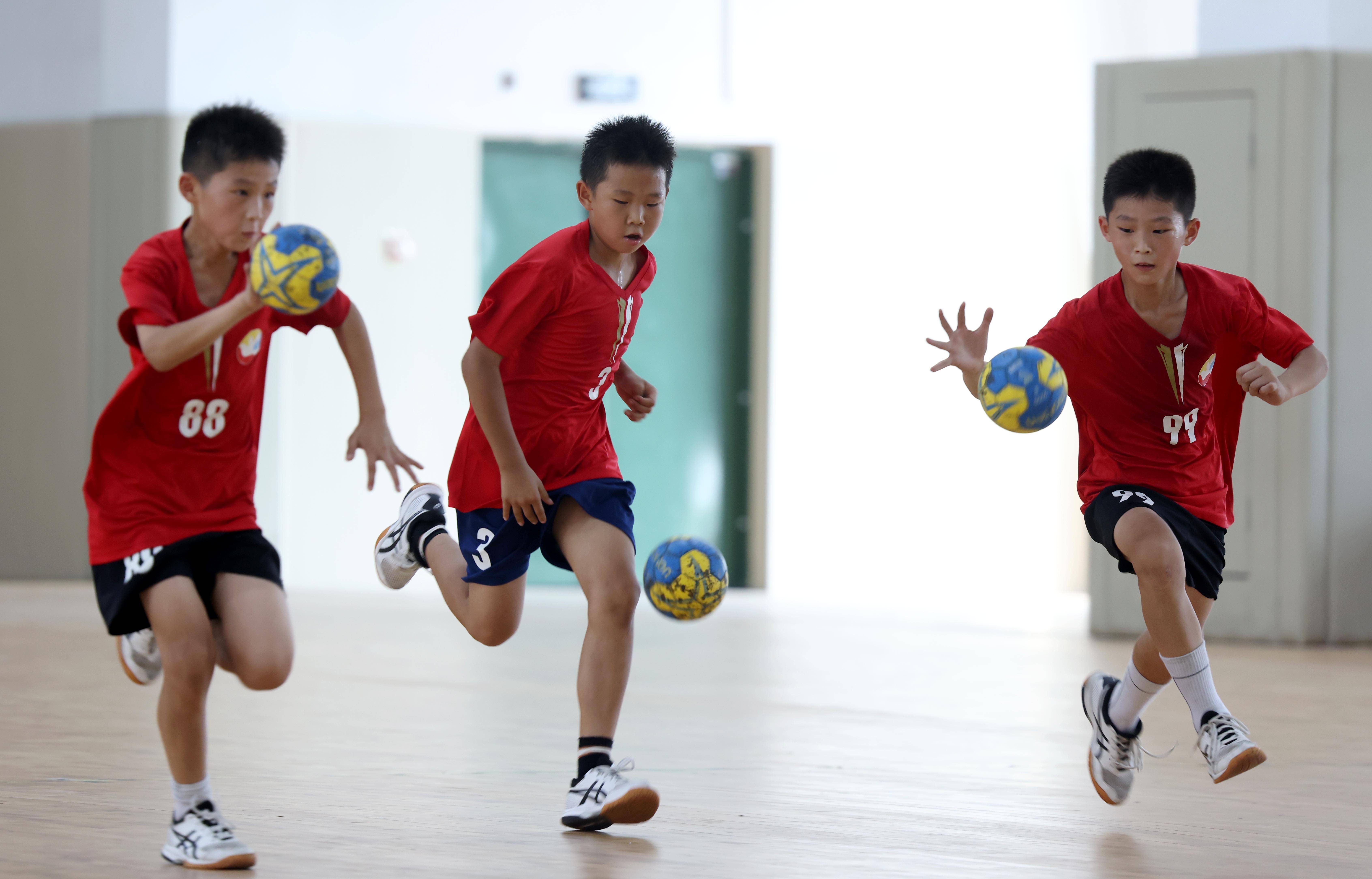 安徽省合肥市和平小学第二小学少年宫,孩子们在暑托班里进行手球训练