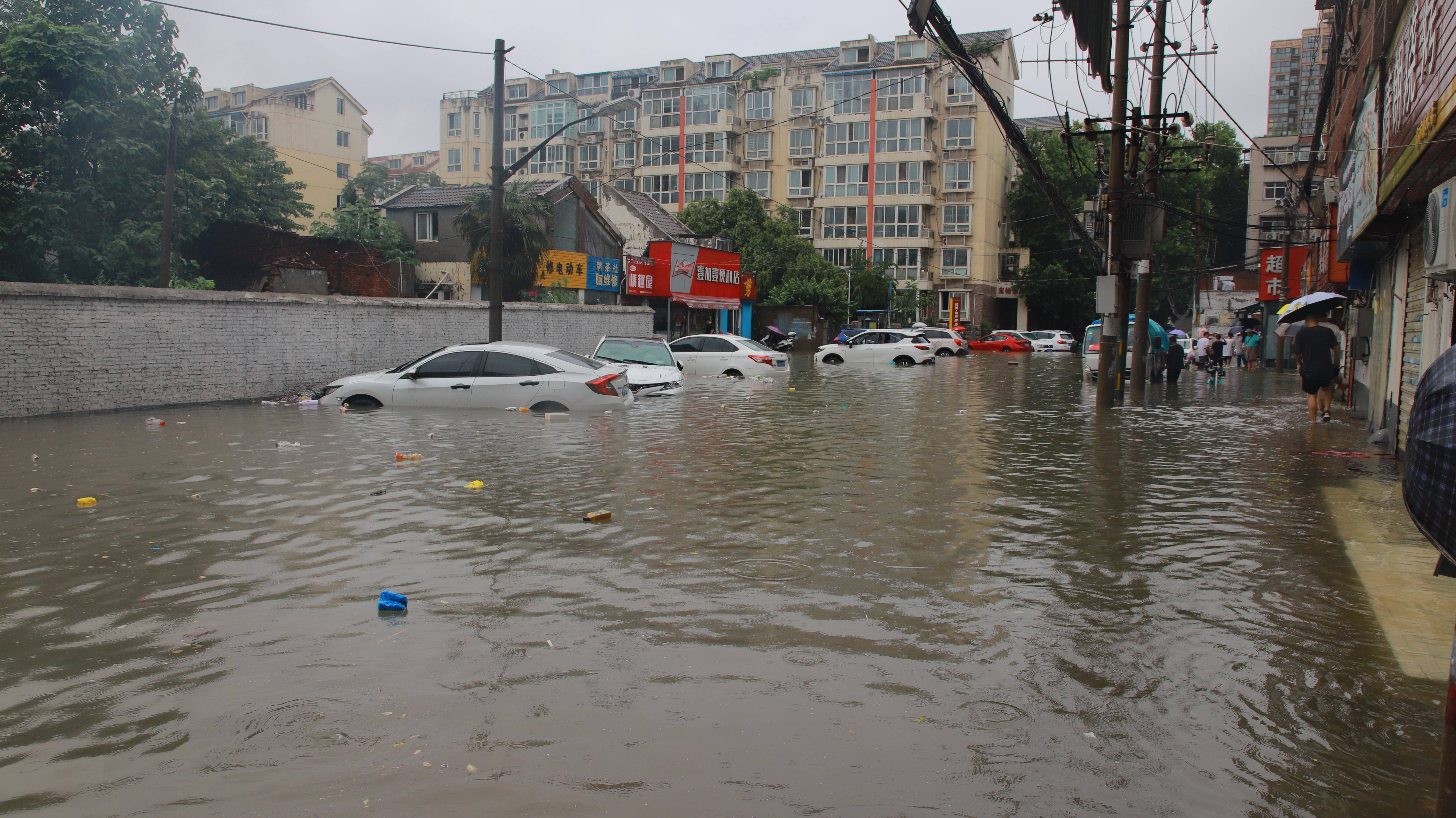 大雨还在下!郑州遭遇有记录以来最强降雨,致市区12人死亡