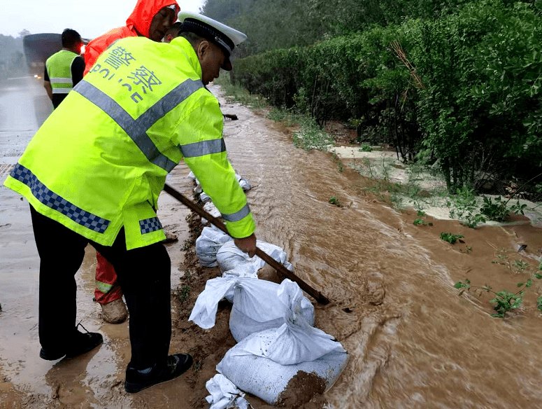 暴雨中的河南公安力量 河南高速交警全力以赴保通保畅 坚决打赢汛期