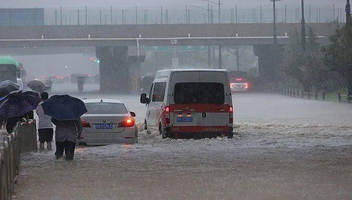 不只郑州!超强暴雨!火灾肆虐…一天内,整个世界都遭遇极端天气!