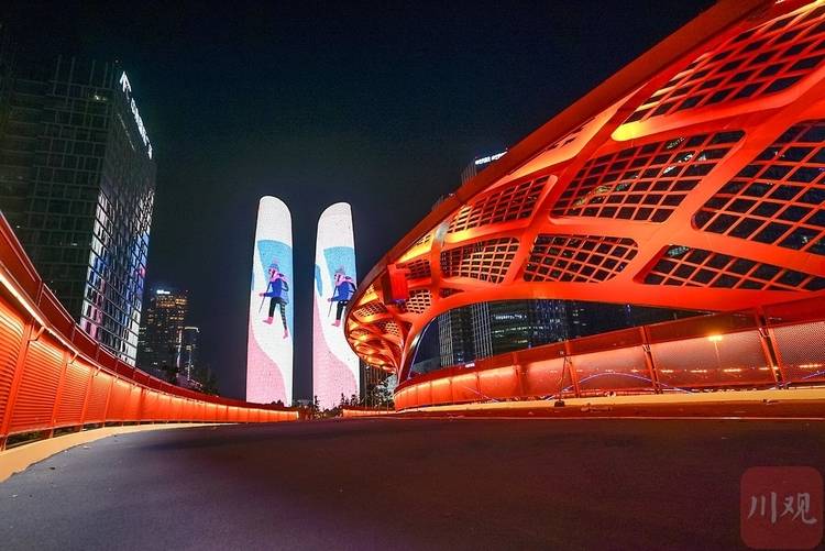 成都|成都新老“网红”同时亮灯 高低搭配形成绝美画面