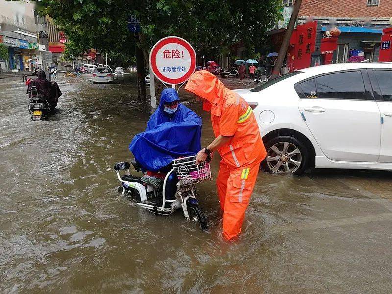 河南郑州特大暴雨城管系统出动28万人一线抢险救援