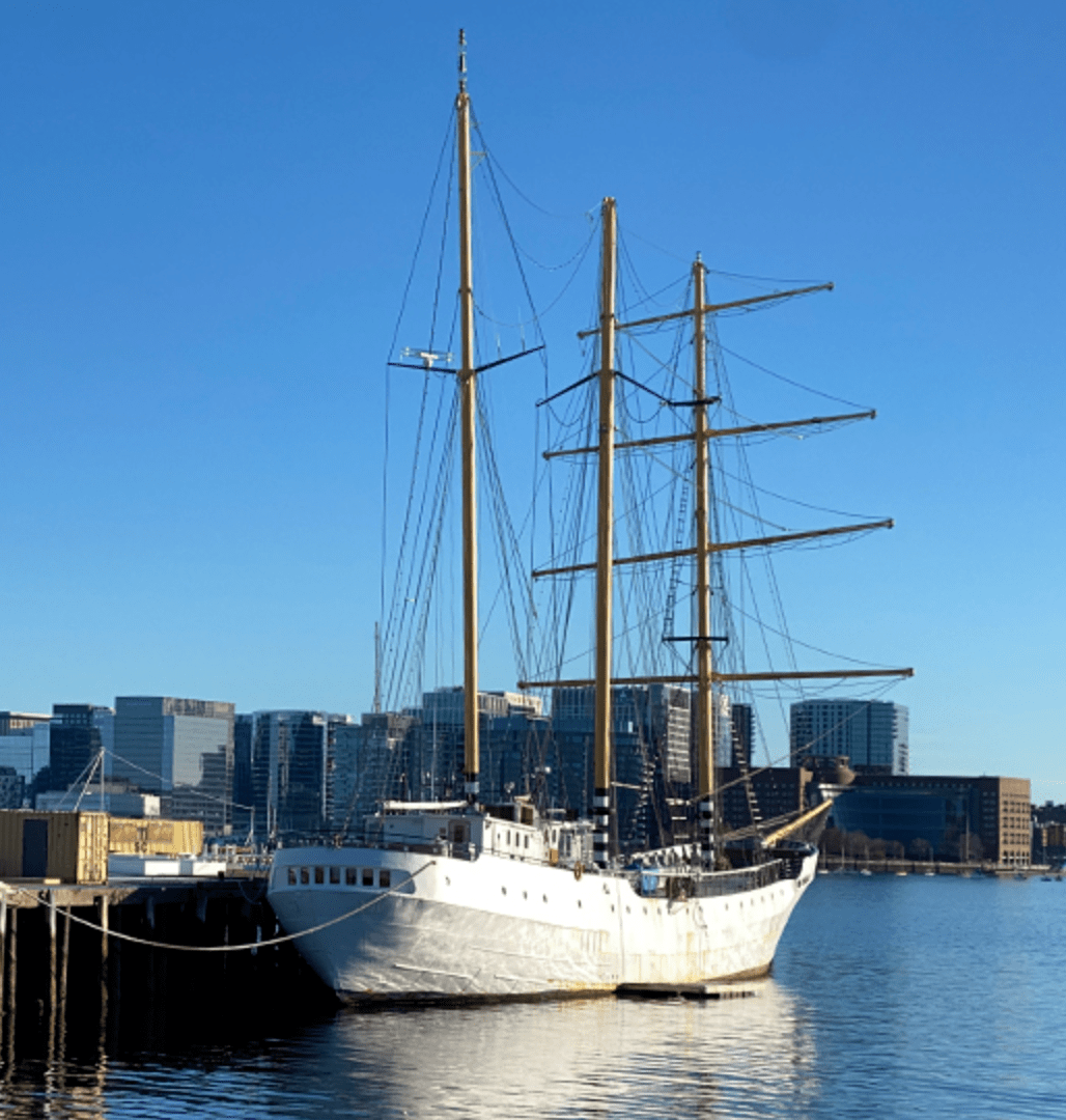 开发商整来了一艘  大型三桅帆船,货真价实的那种,扔在了 east boston