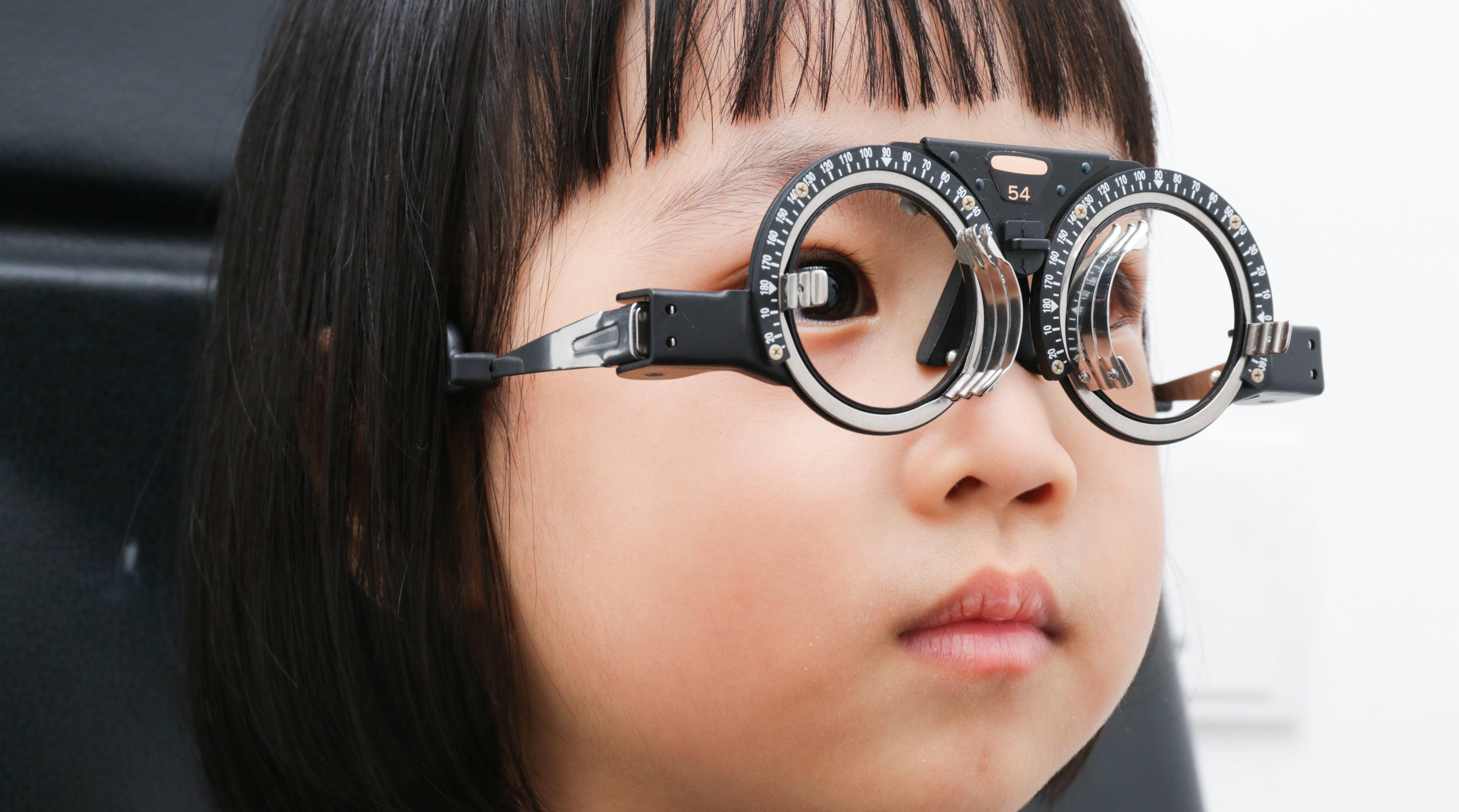 《健谈》观点丨3岁起建立屈光发育档案 近视手术后要定期检查眼底
