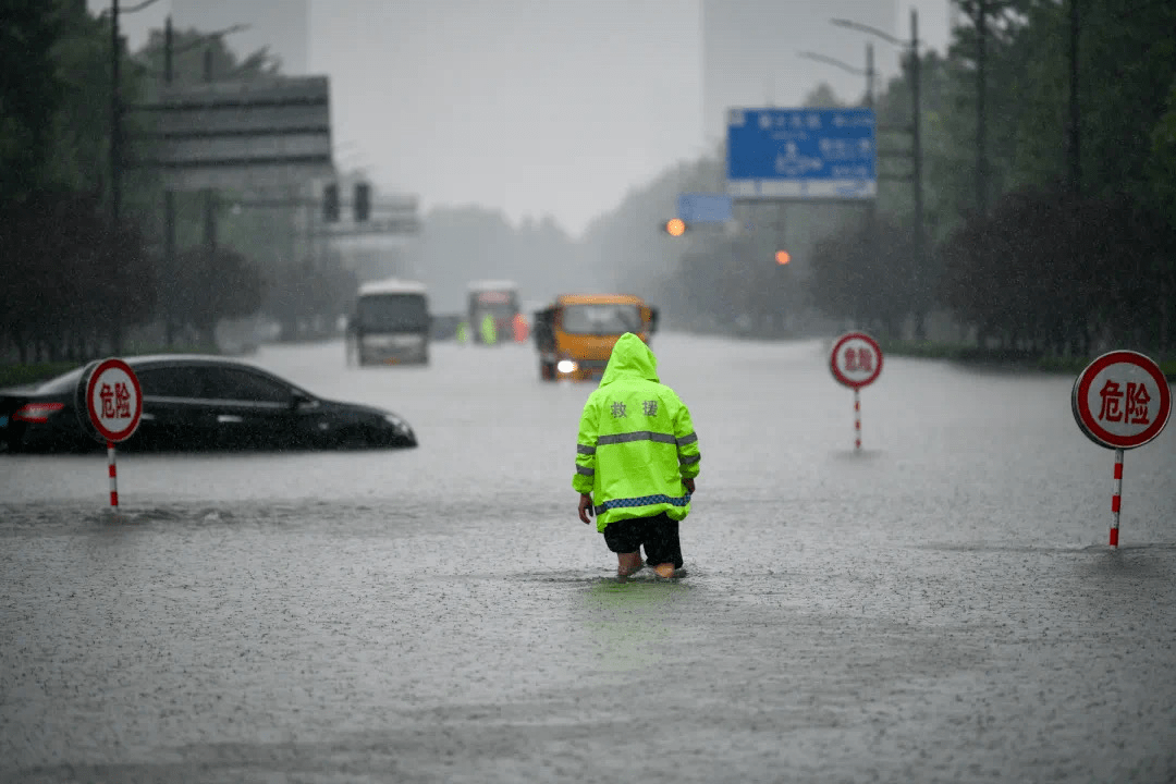 河南大暴雨,郑州遇灾情:除了生死,都是小事!