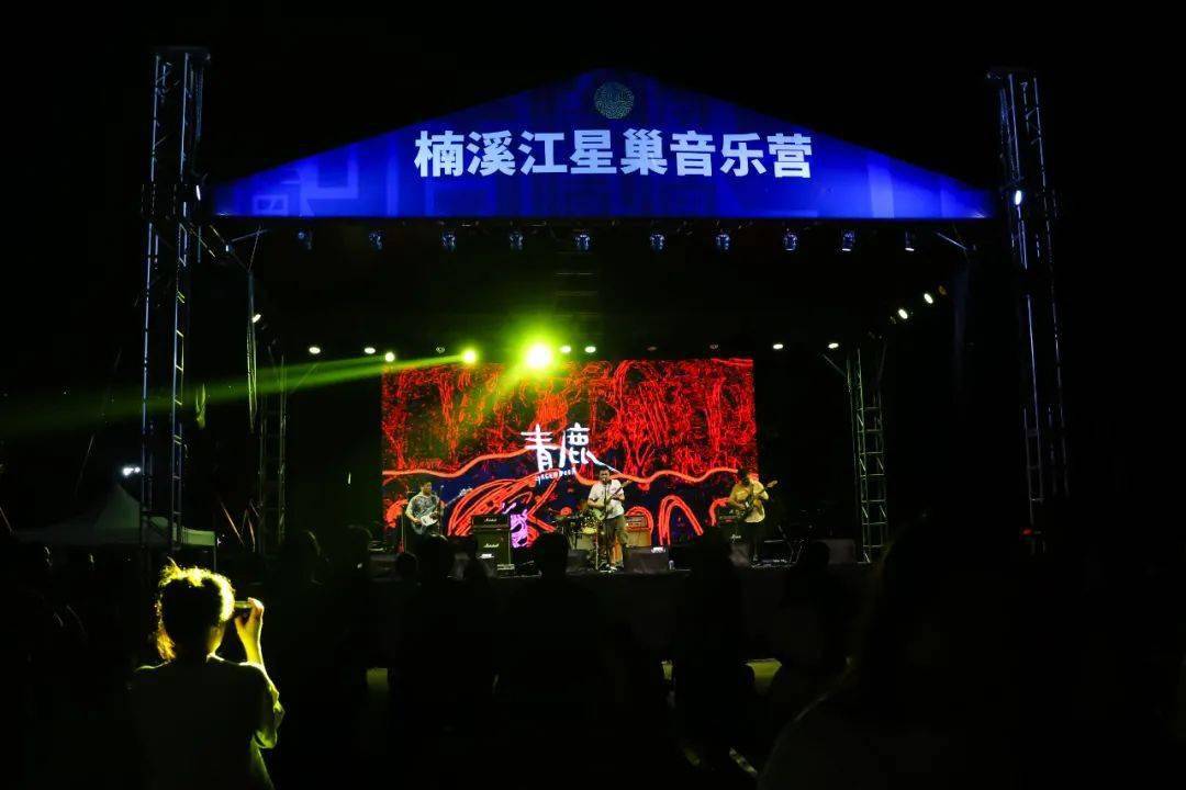 场台风来势凶猛 由于地势低 楠溪江滩地音乐公园被大雨冲刷地一片狼藉