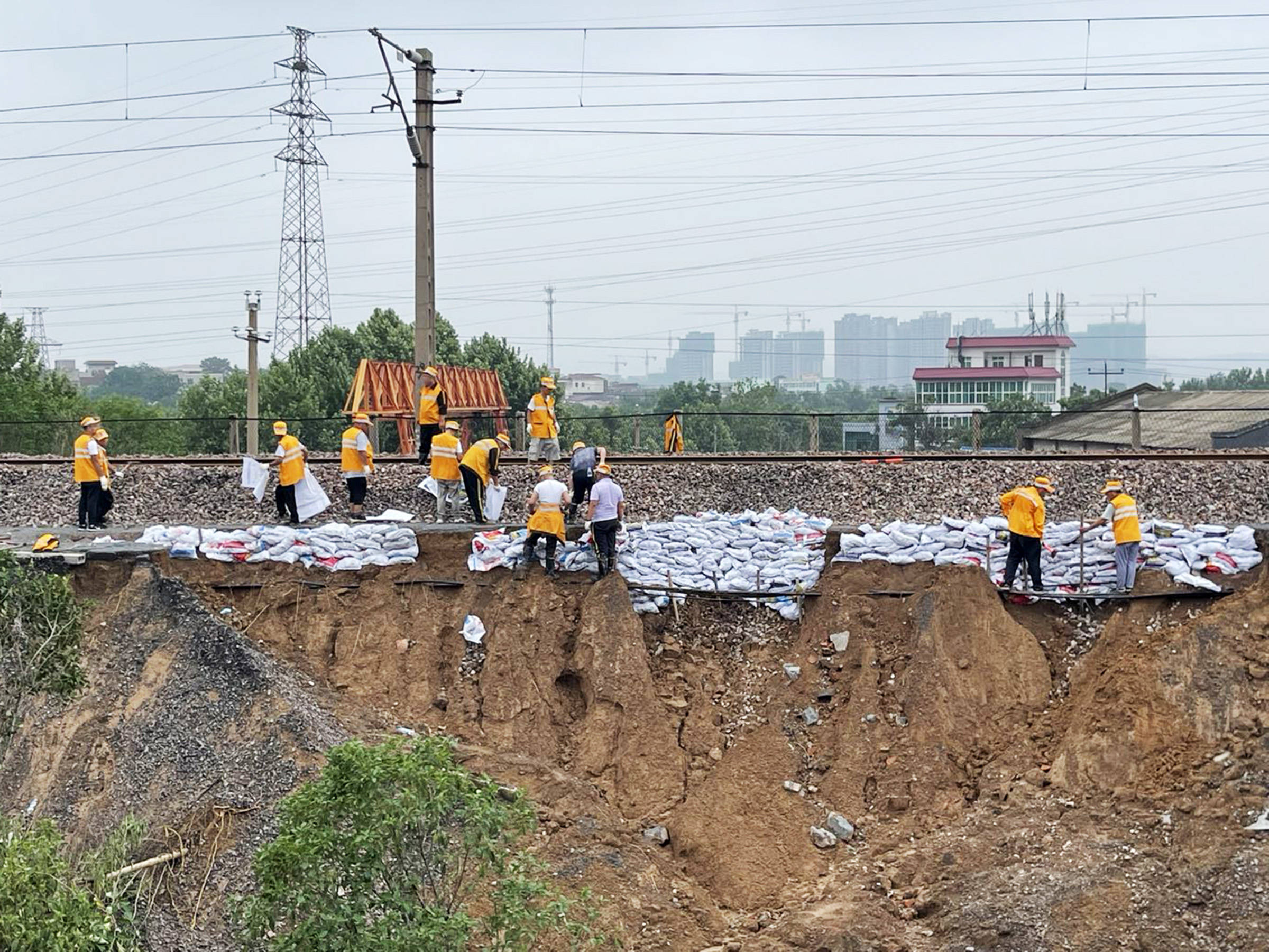 7月23日,铁路抢险队员在陇海铁路一处塌方路段抢险. 新华社发