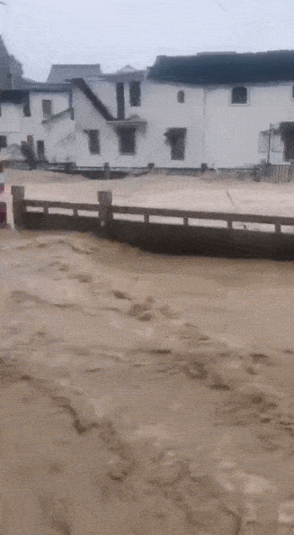 三级跳…台风橙色预警!先头部队已到杭州,山洪倾泻!上海还远吗?