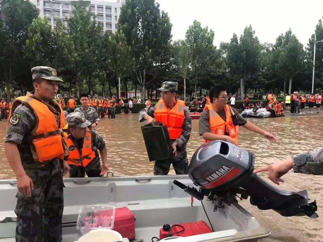 河南省郑州市上街区人武部组织民兵全力抗洪抢险