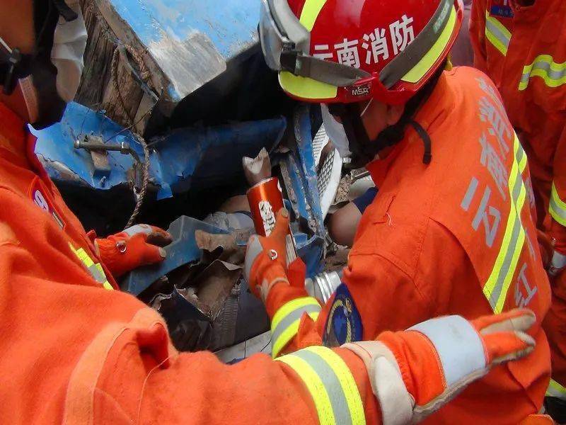 泸西消防车辆失控冲出路面驾驶员被困 泸西消防紧急救援