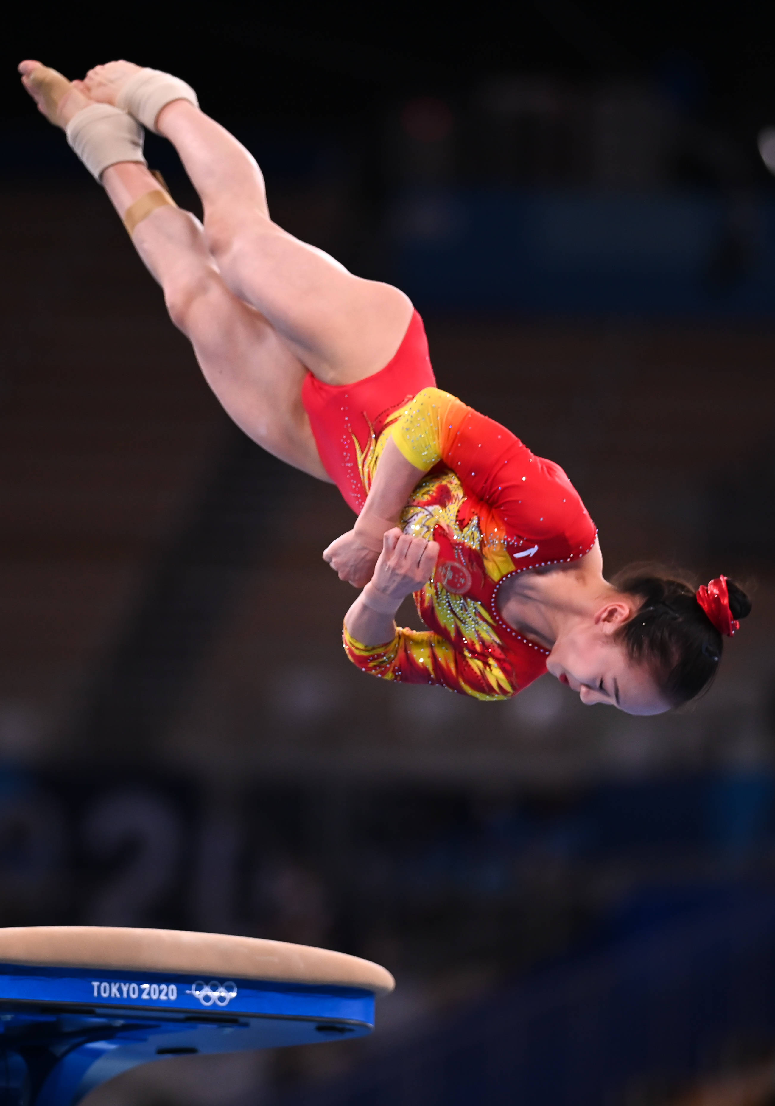 7月27日,中国选手章瑾在跳马项目比赛中.