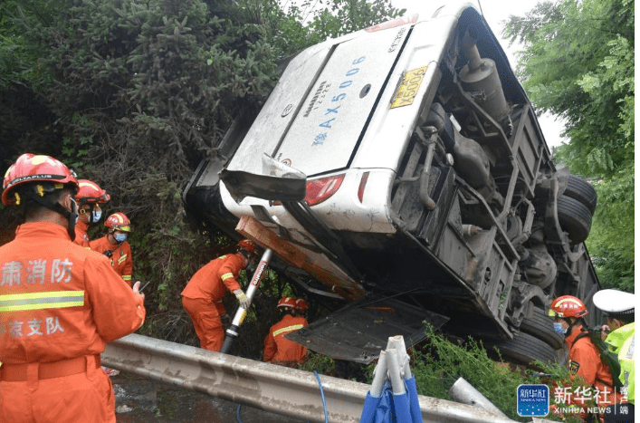 甘肃境内一客车侧翻,已致13人死亡!涉事3人被控制!