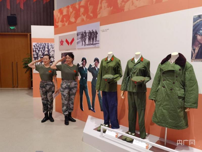 "不爱红装爱武装——人民军队女军服主题展"在中国妇女儿童博物馆举行