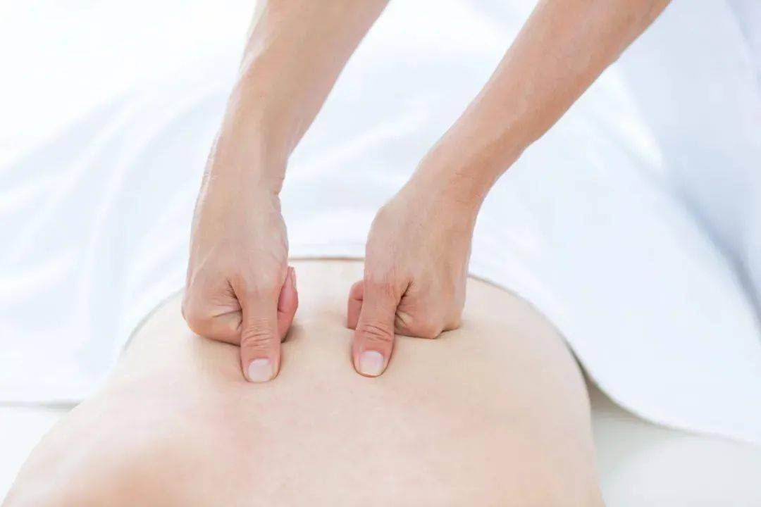 精油开背的手法是使用中医传统推拿手疗法,活络精油配合独特开背手法
