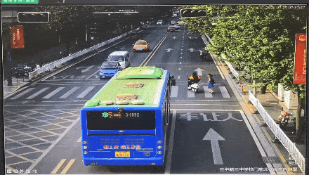 【创建全国文明城】礼让斑马线 你我齐点赞(2021-07-27)