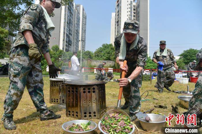 炊事员起锅菜品 王以照 摄