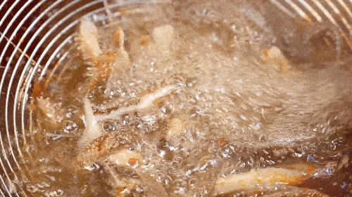 牛百叶是小贪涮火锅必点,在牛尾汤底里