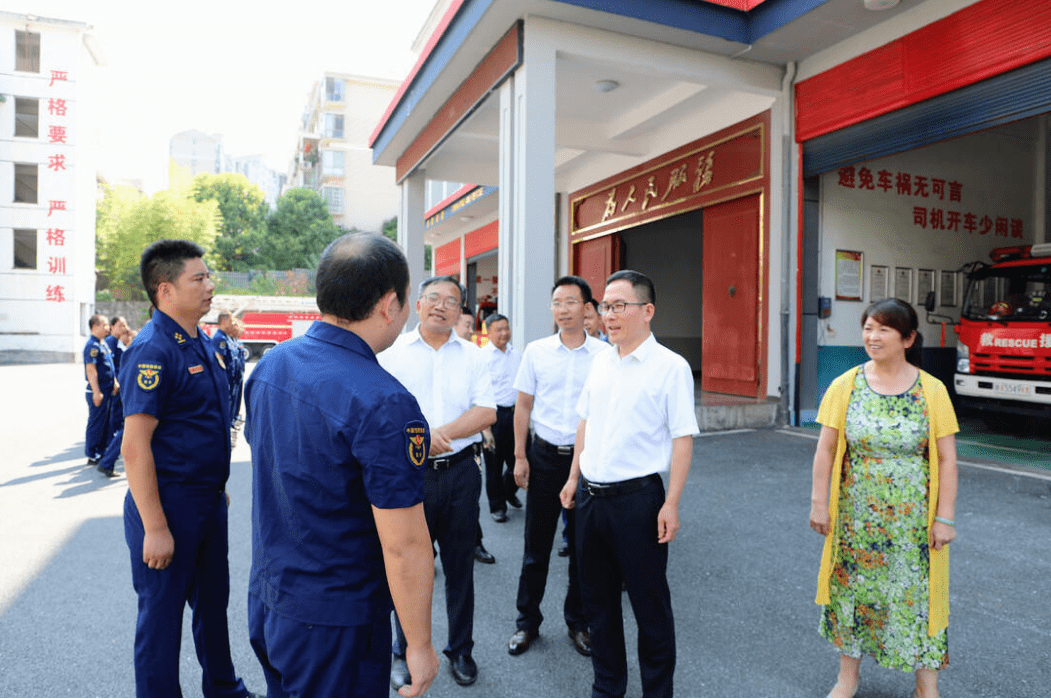 邓涛"八一"走访慰问驻新部队官兵