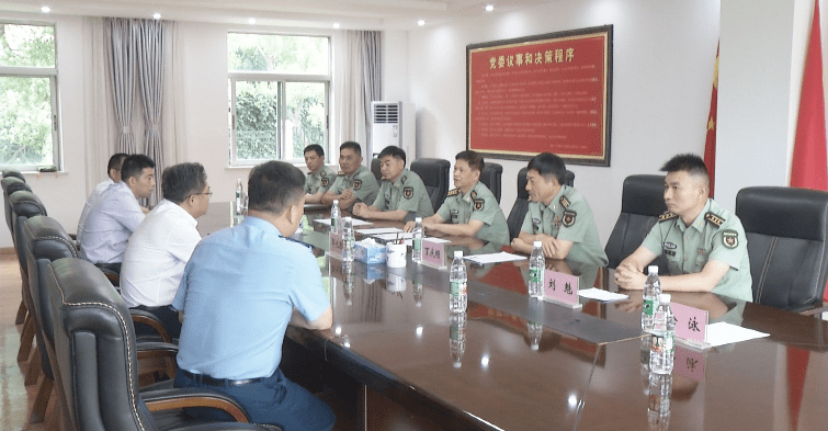 八一前夕,县委书记邵九思赴九江军分区走访慰问