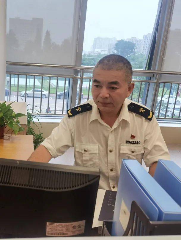 点击查看军装→海关制服的转变吧
