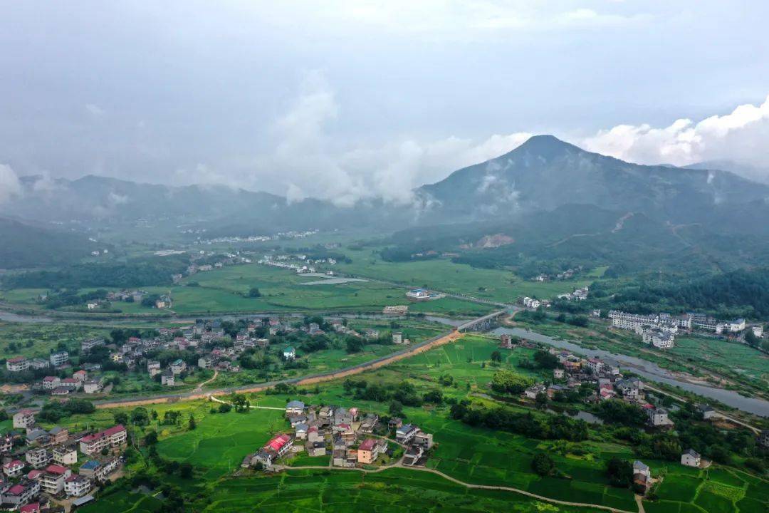 葛仙山雨后山村美如画_铅山县