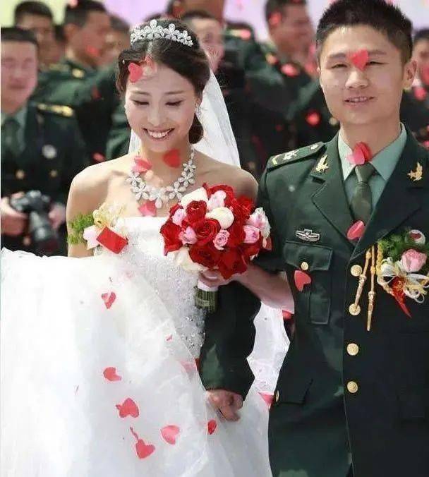 【八一特刊】献给军人的妻子 作者:巴凌志 朗诵:飞舞