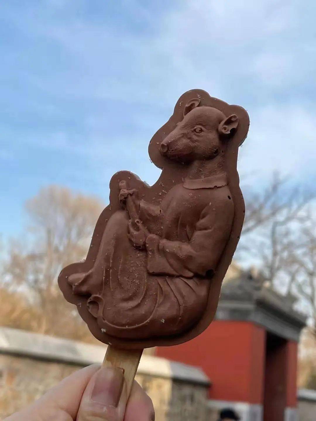 去年底,配合马首铜像回归展,圆明园又在展期内贩售兽首造型文创雪糕