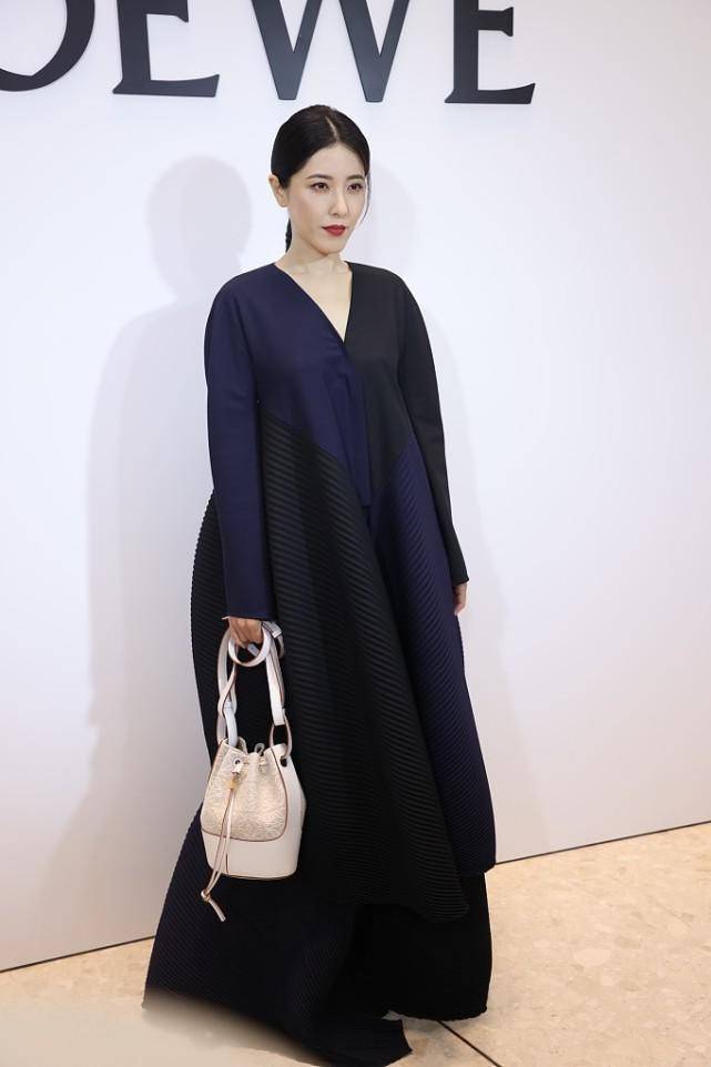 身材|曾黎真是太好看了，穿松垮垮的玫粉色长裙，也不影响颜值发挥