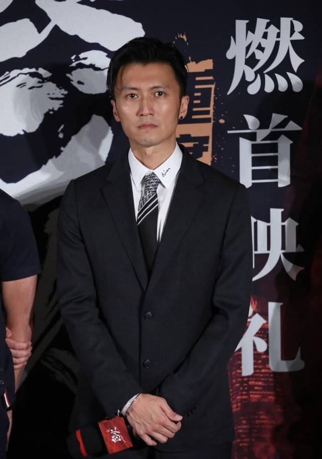 黑色|谢霆锋都40岁了，可气质仍然似潇洒少年，穿黑色显身材清瘦