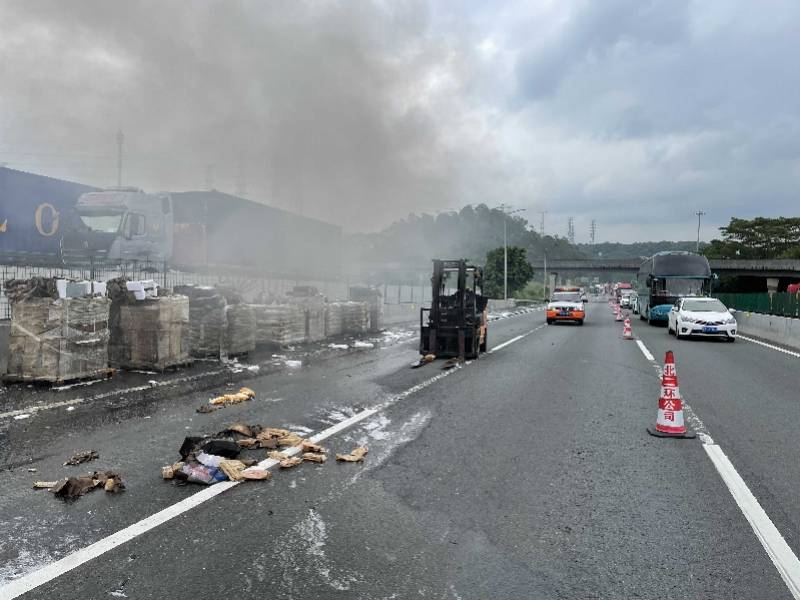 广州绕城高速公路一货车突发火灾,4个小时彻底扑灭