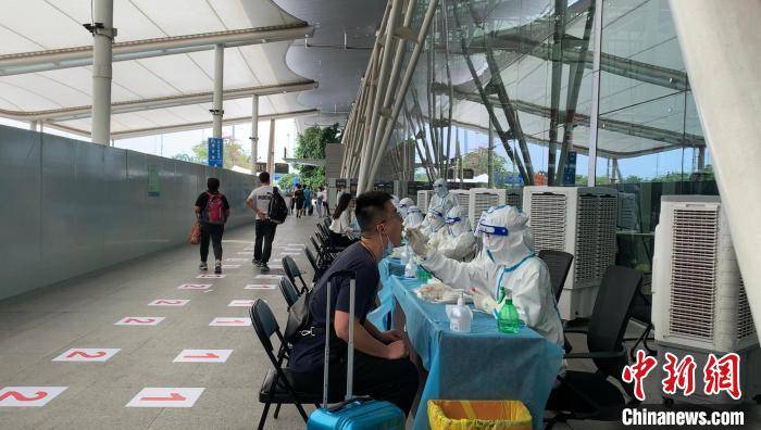 白云机场在国内重点航班到达区增设了现场核酸检测采样点.