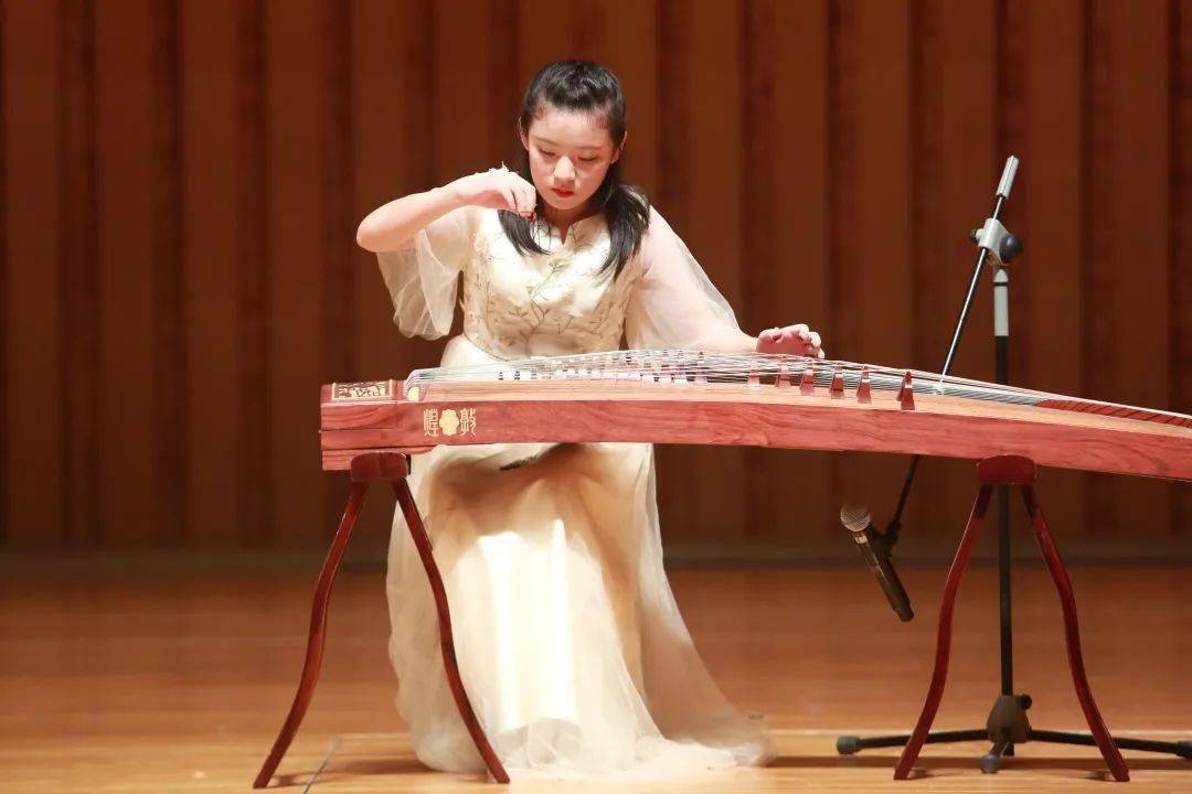 张楚玥,古筝【上下滑动查看】就读于北京师范大学附属中学,飞天女古筝