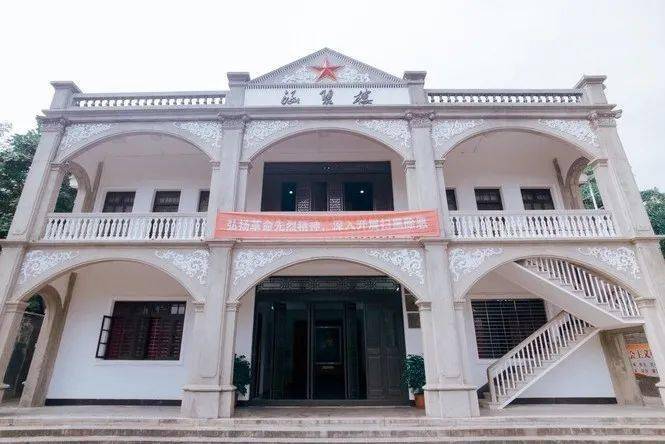可以溜去西湖游个船 园内百态,是潮州人恬静生活的缩影 湖畔边,涵碧楼