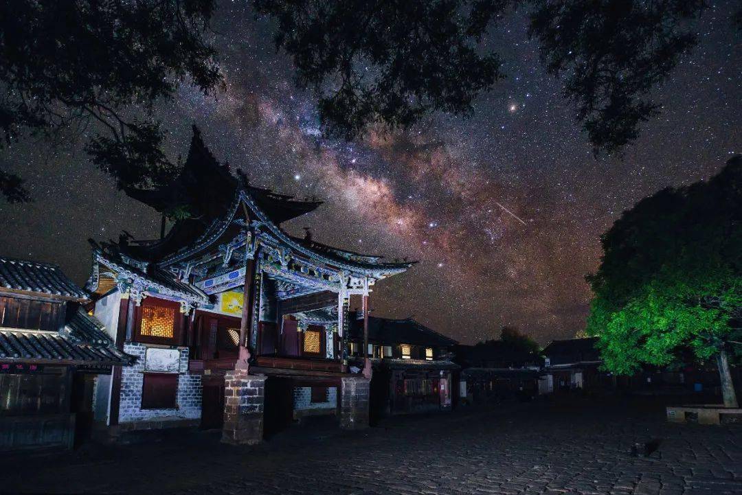夜晚,看星河璀璨 在沙溪古镇的夜晚 浩渺星空 只要是无云的夜里 抬头
