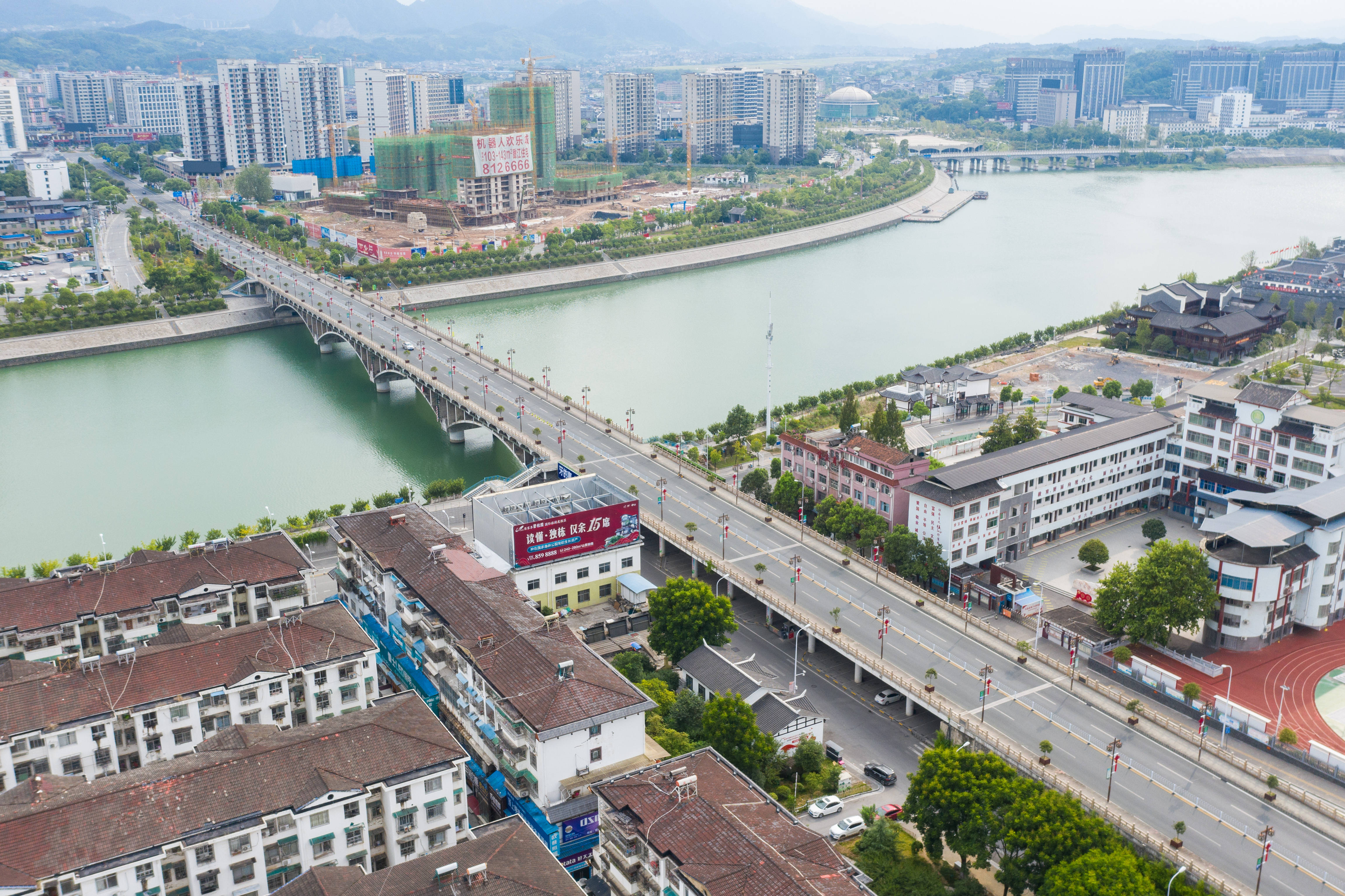 这是8月7日在湖南省张家界市永定区拍摄的观音大桥(无人机照片).