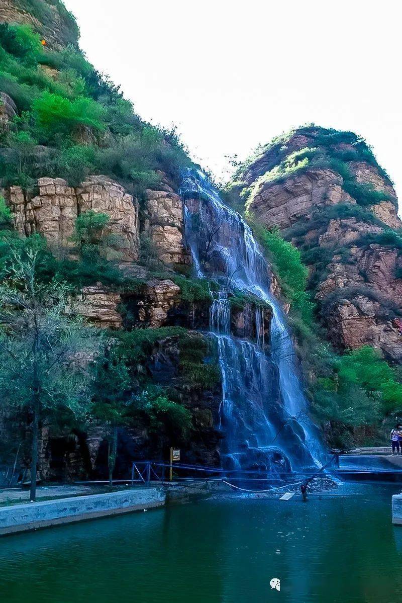 因此峡谷中有湖,山中有洞,溪水常流,故得名湖洞