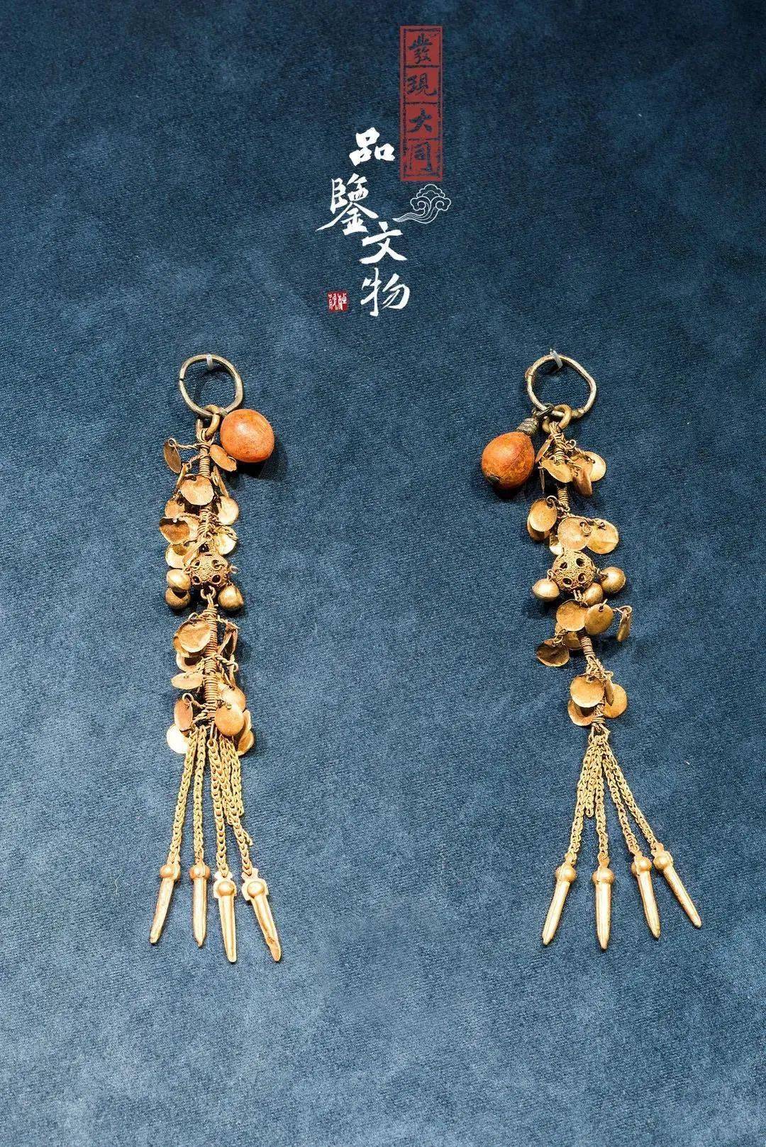 下半部分的主干为细金丝编成的圆柱,圆柱上挂着镂空金球,圆金片以及金
