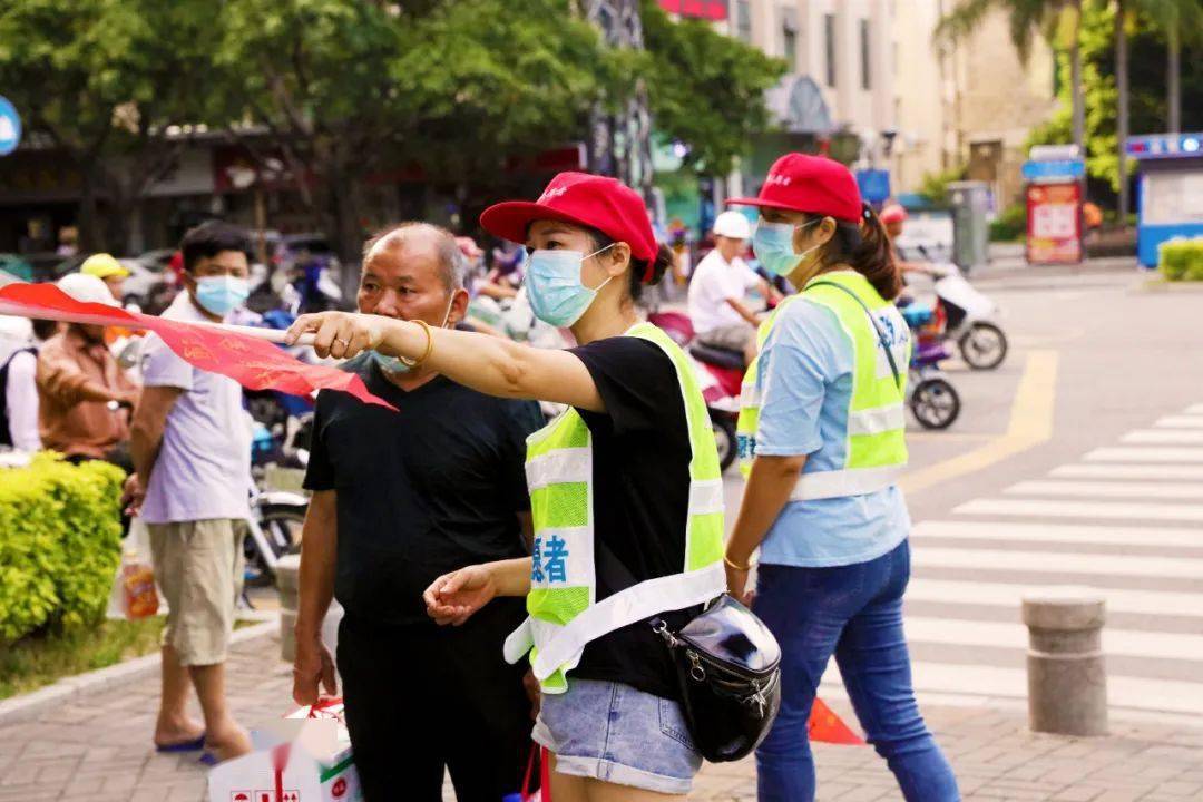 西安社区创城大妈,巾帼志愿者积极为过往群众指路,提供帮助