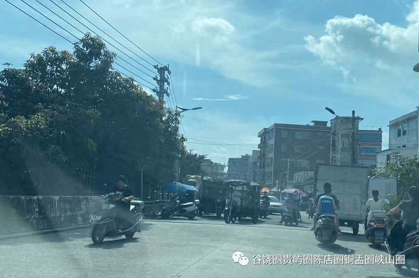 "贵屿刚刚 | 上午贵屿镇北林桥头发生一起车祸,两三轮,旁边摩托倒地