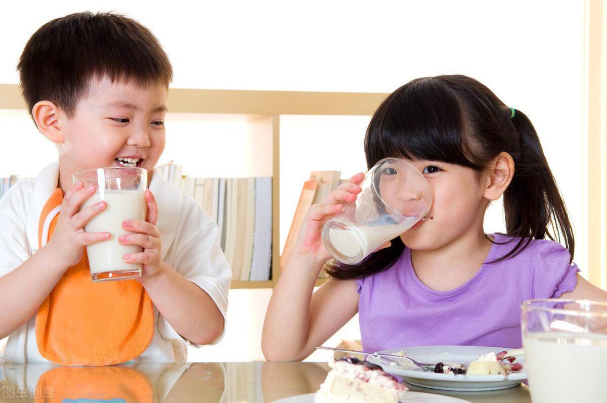 8岁男童喝"鲜奶"面临不育风险,孩子喝奶,究竟怎么喝才