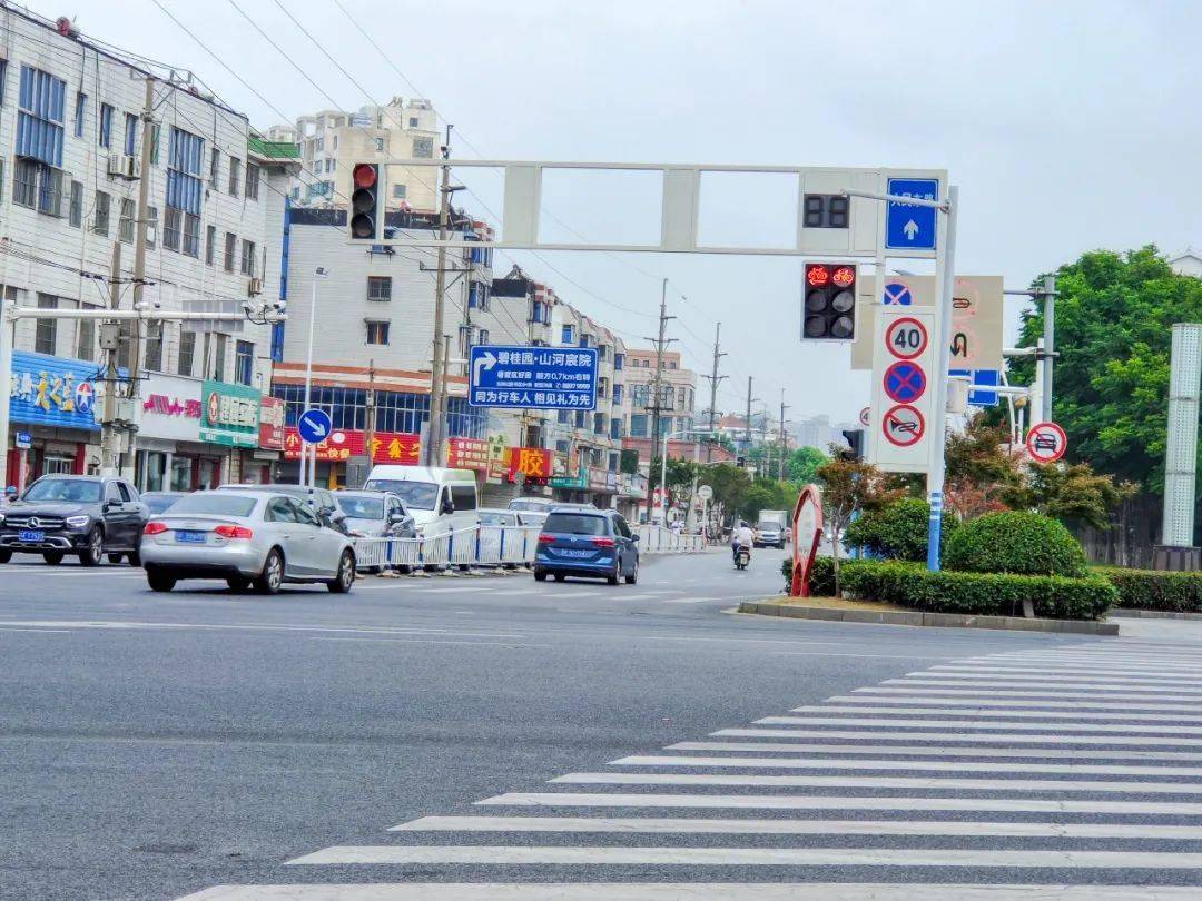 奥华十字路口新增这种信号灯!不看要吃亏