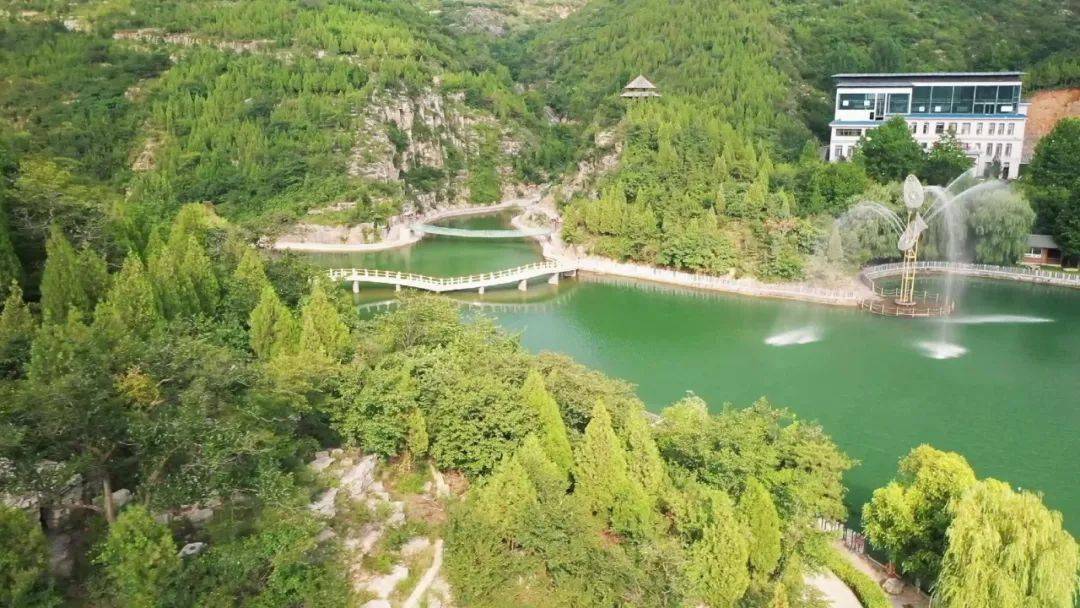 航拍潭溪山山势险峻峡谷幽深绿水青山下的绝美景色