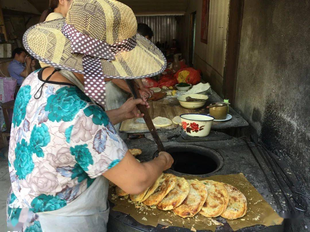 经营桥头烧饼的邱玉松介绍,自己今年61岁,做烧饼已经做了41年,曾经是