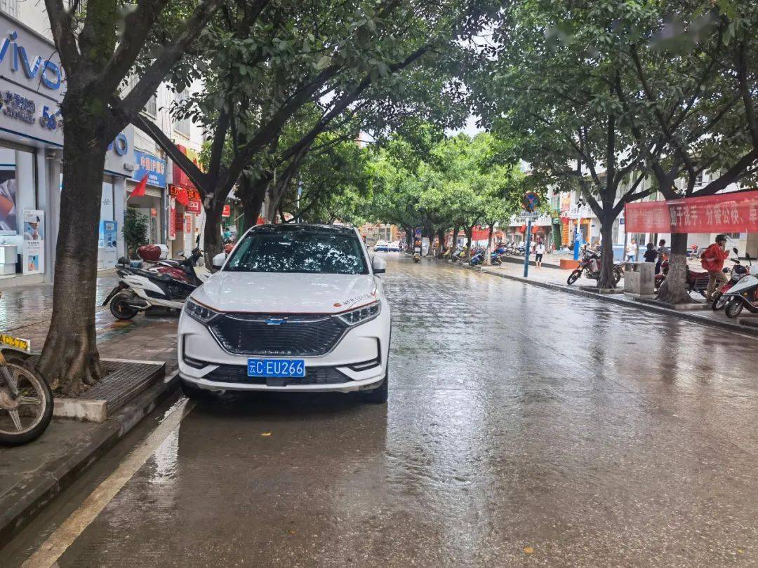 违法行为:机动车违反禁止停车标志指示停车的违法地点:巧家县消防