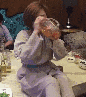 搞笑gif:媳妇,丈母娘说了不要教坏小姨子啊